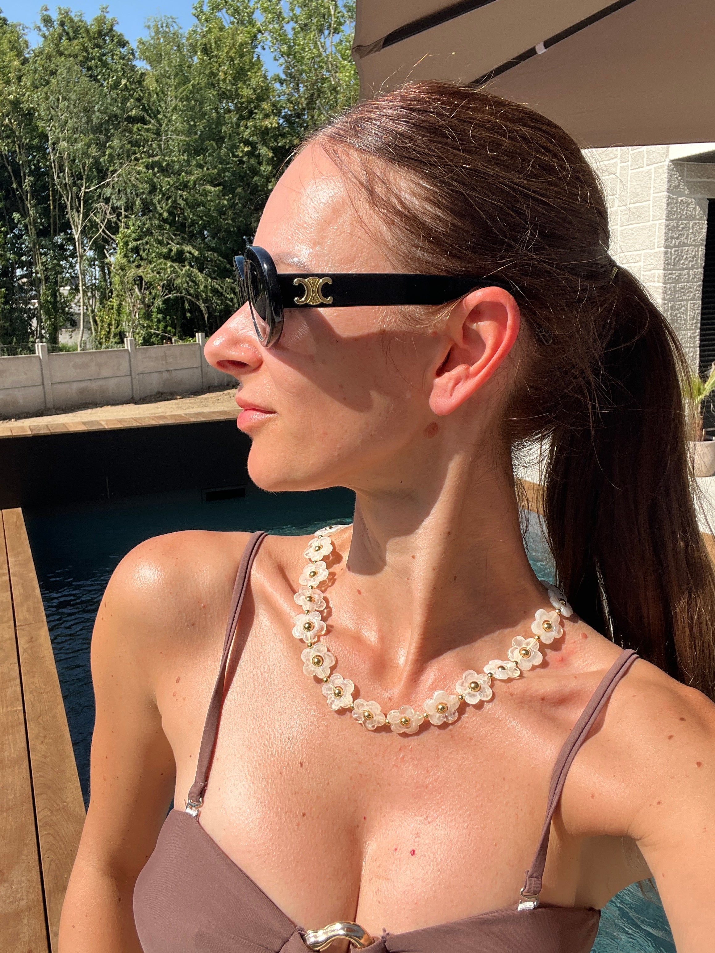 Aurore / Collier fleurs blanches résine