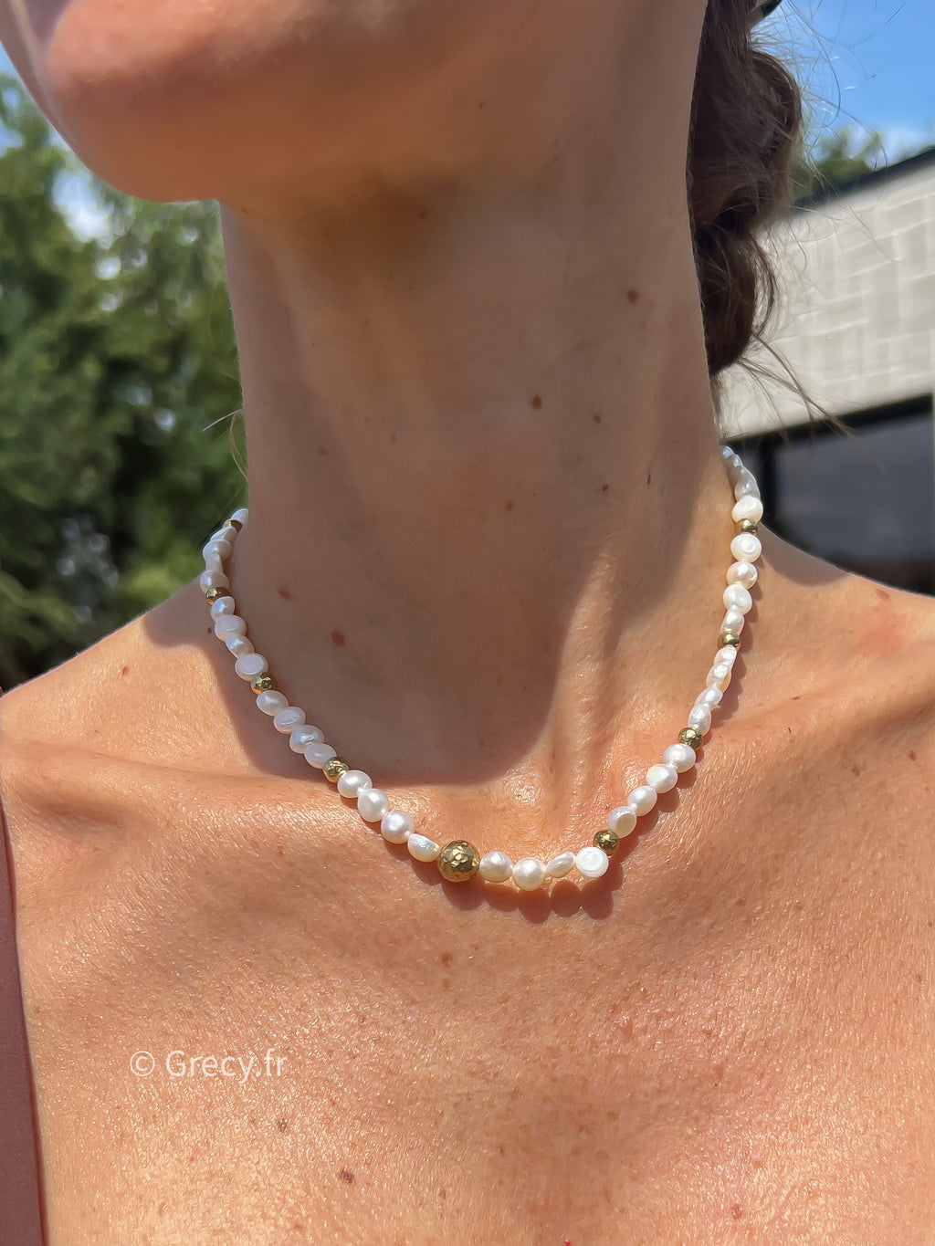 Liv / Parure collier et bracelet perles de nacres blanches et perles dorées