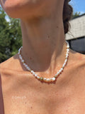 Liv / Parure collier et bracelet perles de nacres blanches et perles dorées