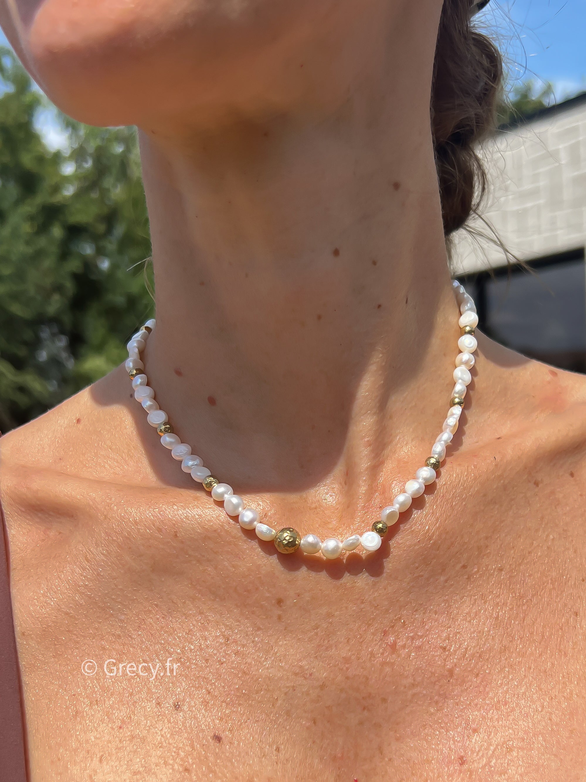 Liv / Parure collier et bracelet perles de nacres blanches et perles dorées
