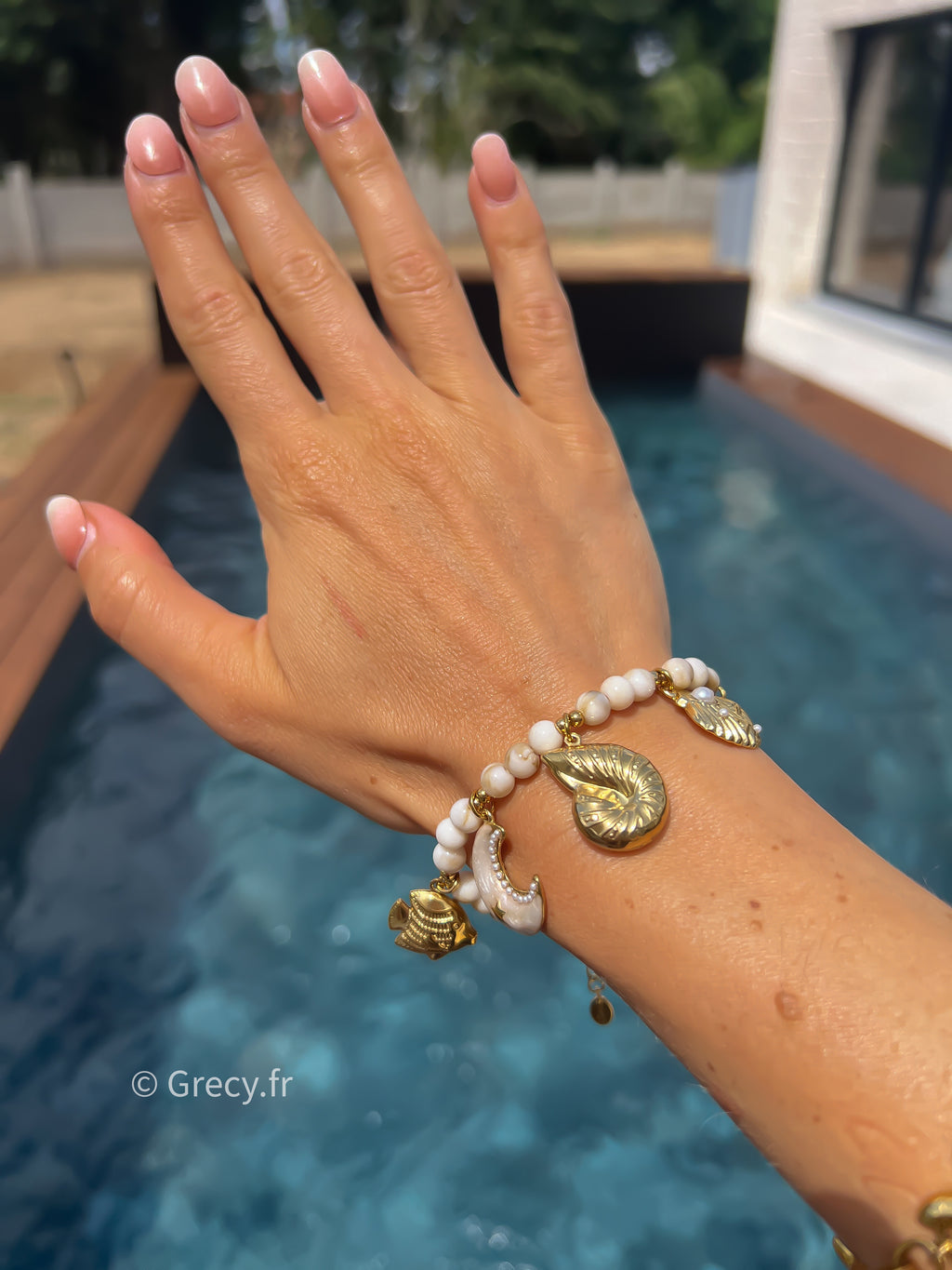 Alma / Bracelet perles marbrées avec charms lune et coquillages