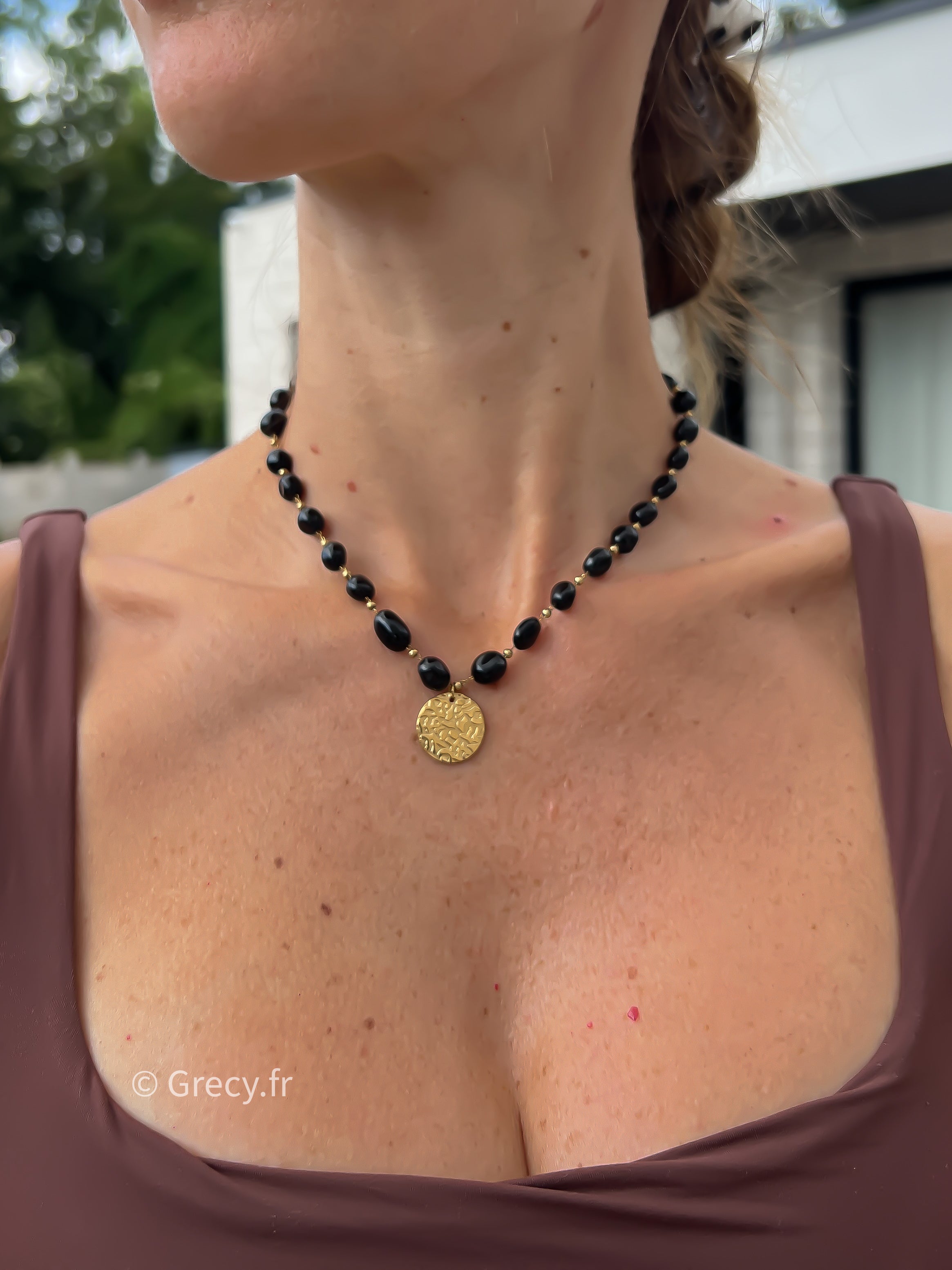 Adèle / collier perles noires pendentif rond doré