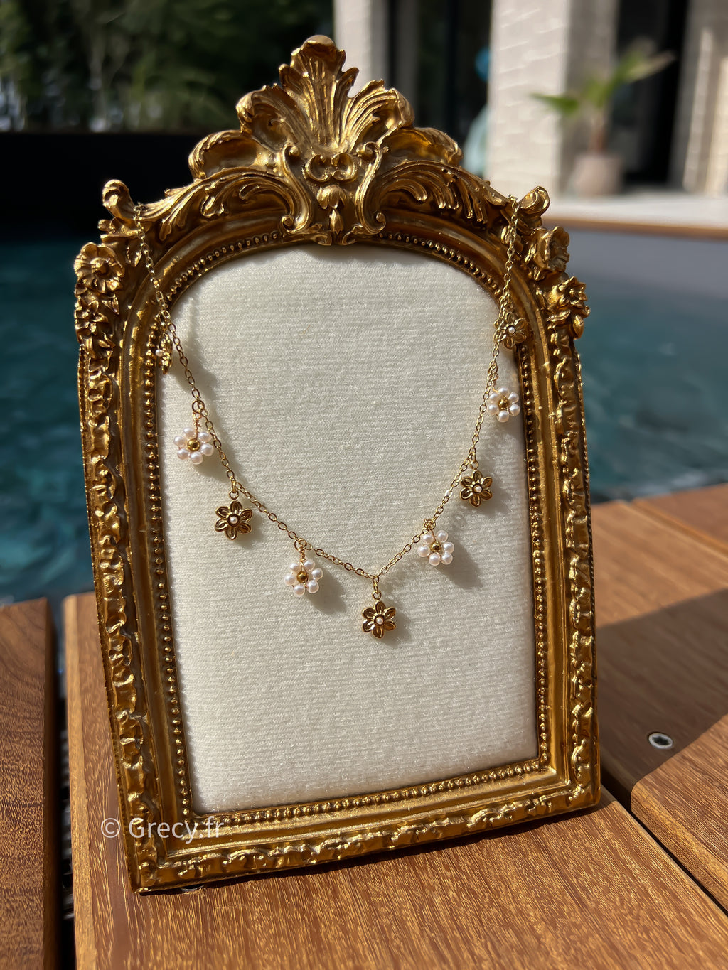 Rose / Collier pendentifs fleurs dorées et perles blanches