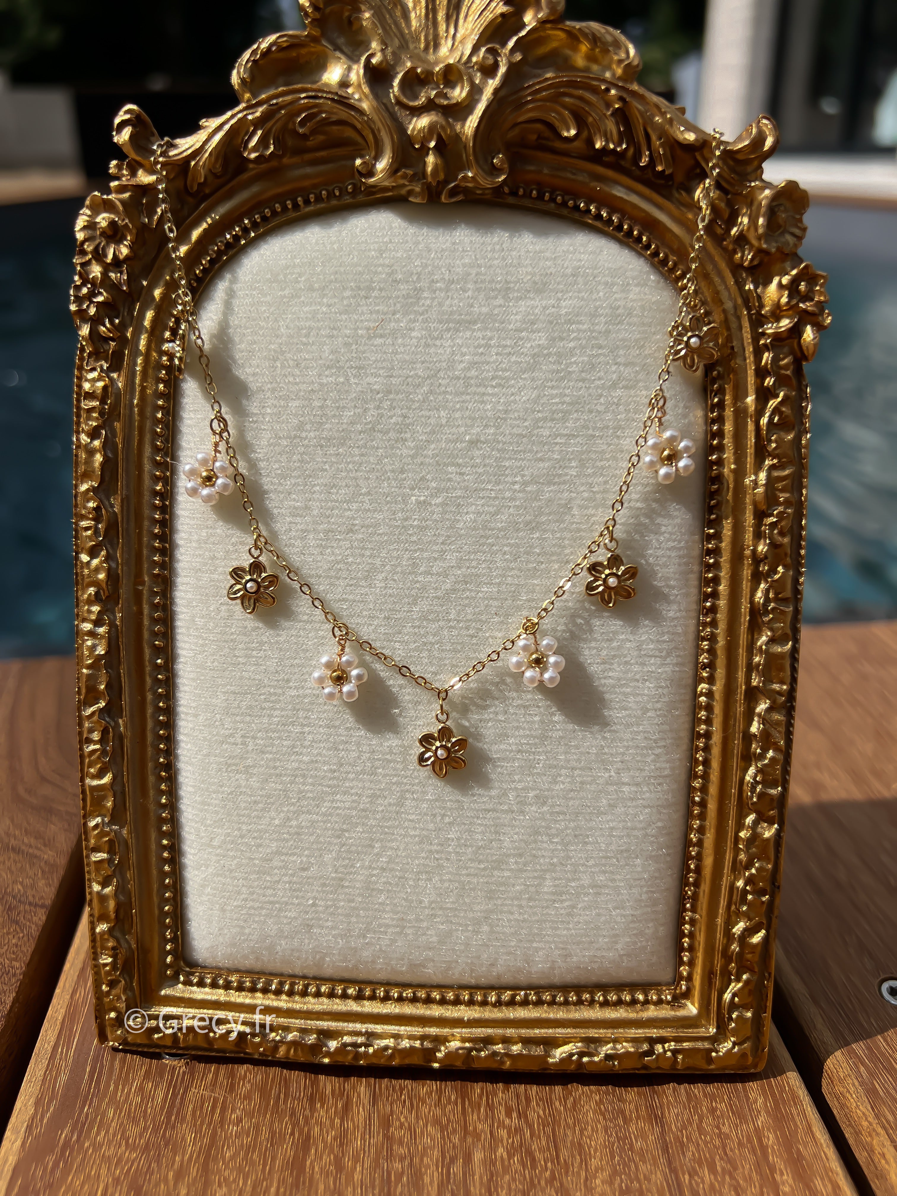Rose / Collier pendentifs fleurs dorées et perles blanches