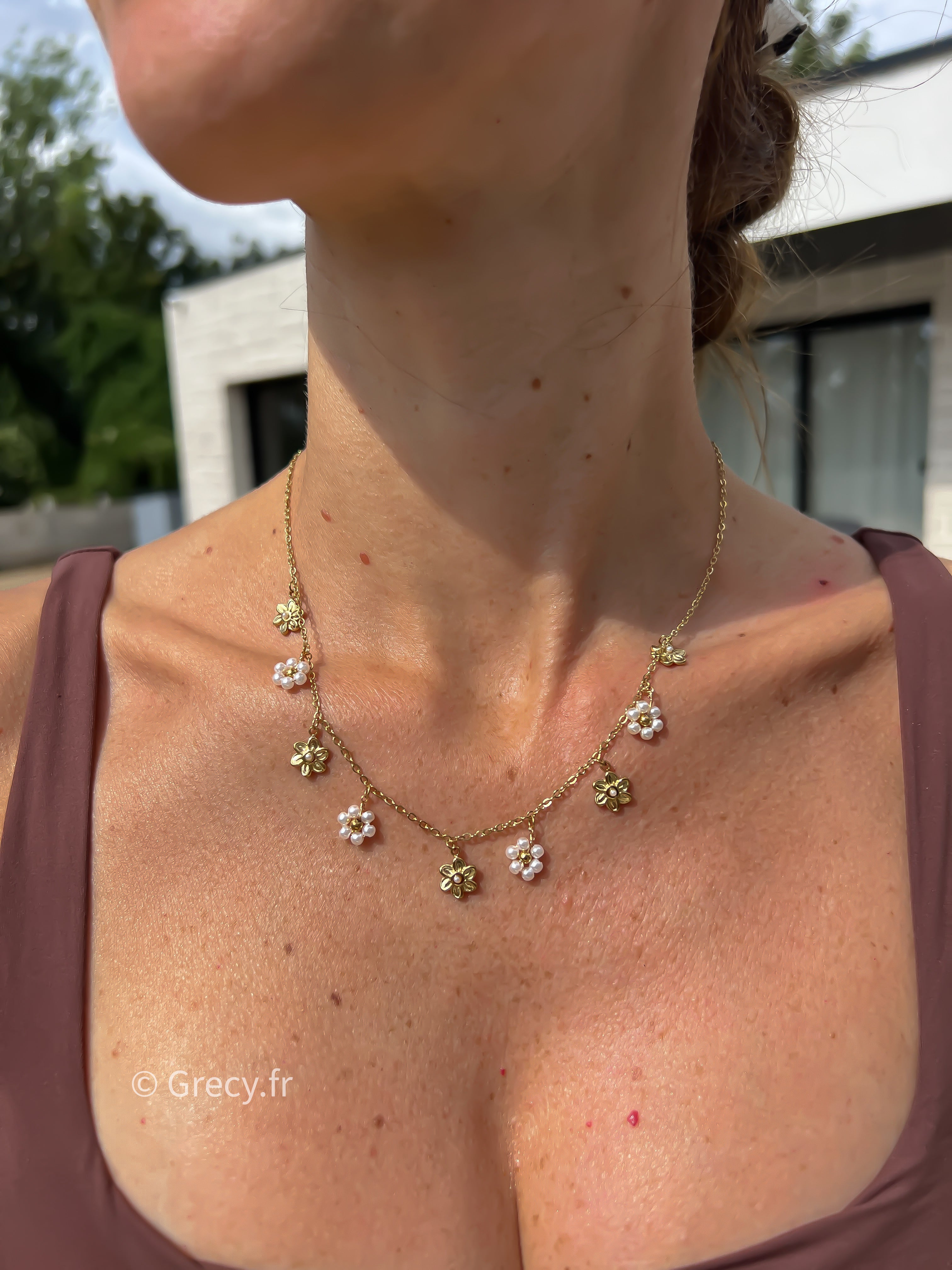 Rose / Collier pendentifs fleurs dorées et perles blanches