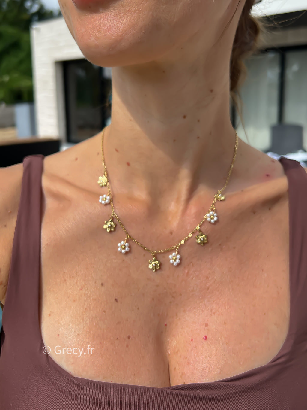 Rose / Collier pendentifs fleurs dorées et perles blanches