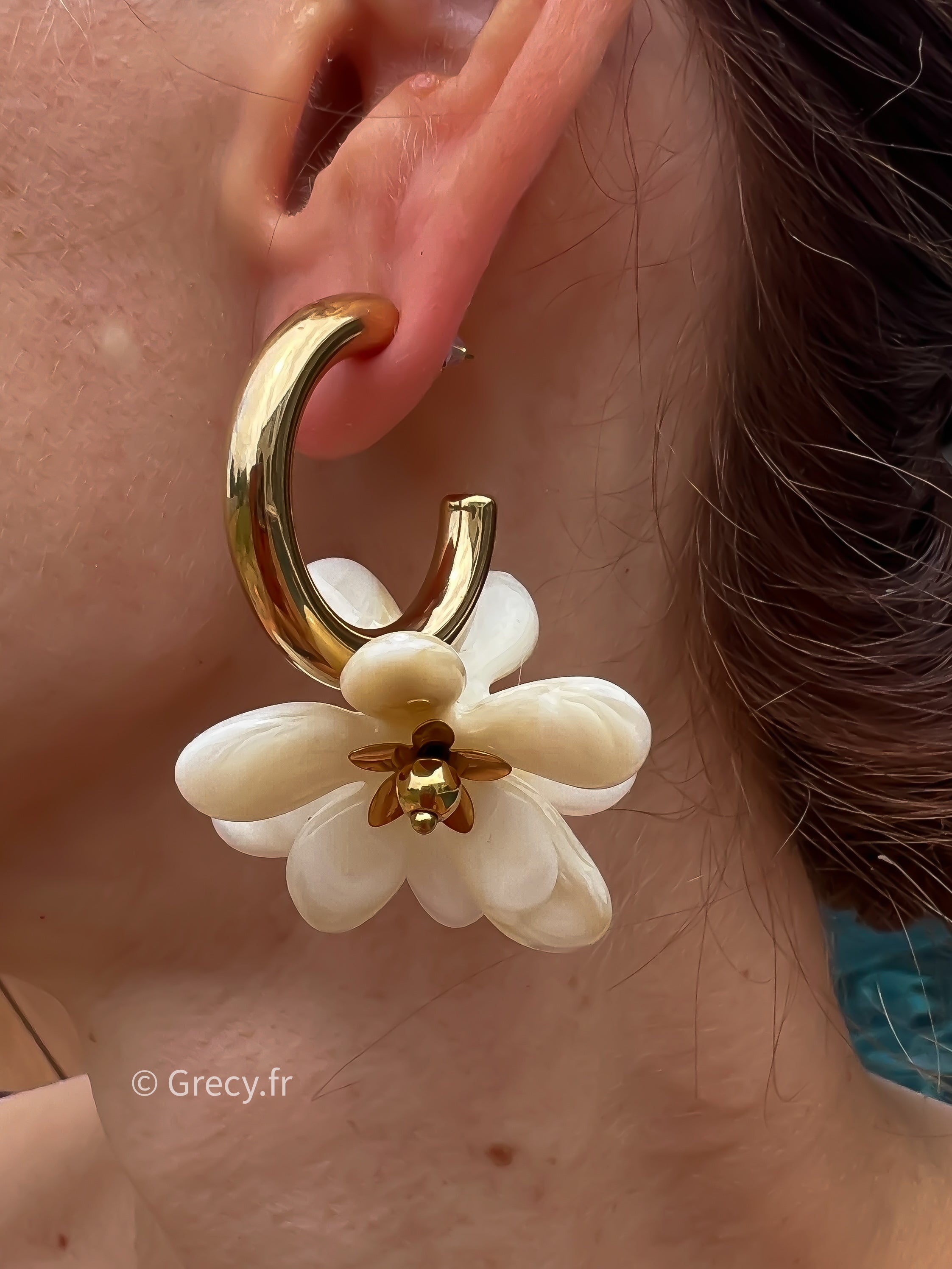 Sélène /  boucles d'oreilles fleurs résine colorées