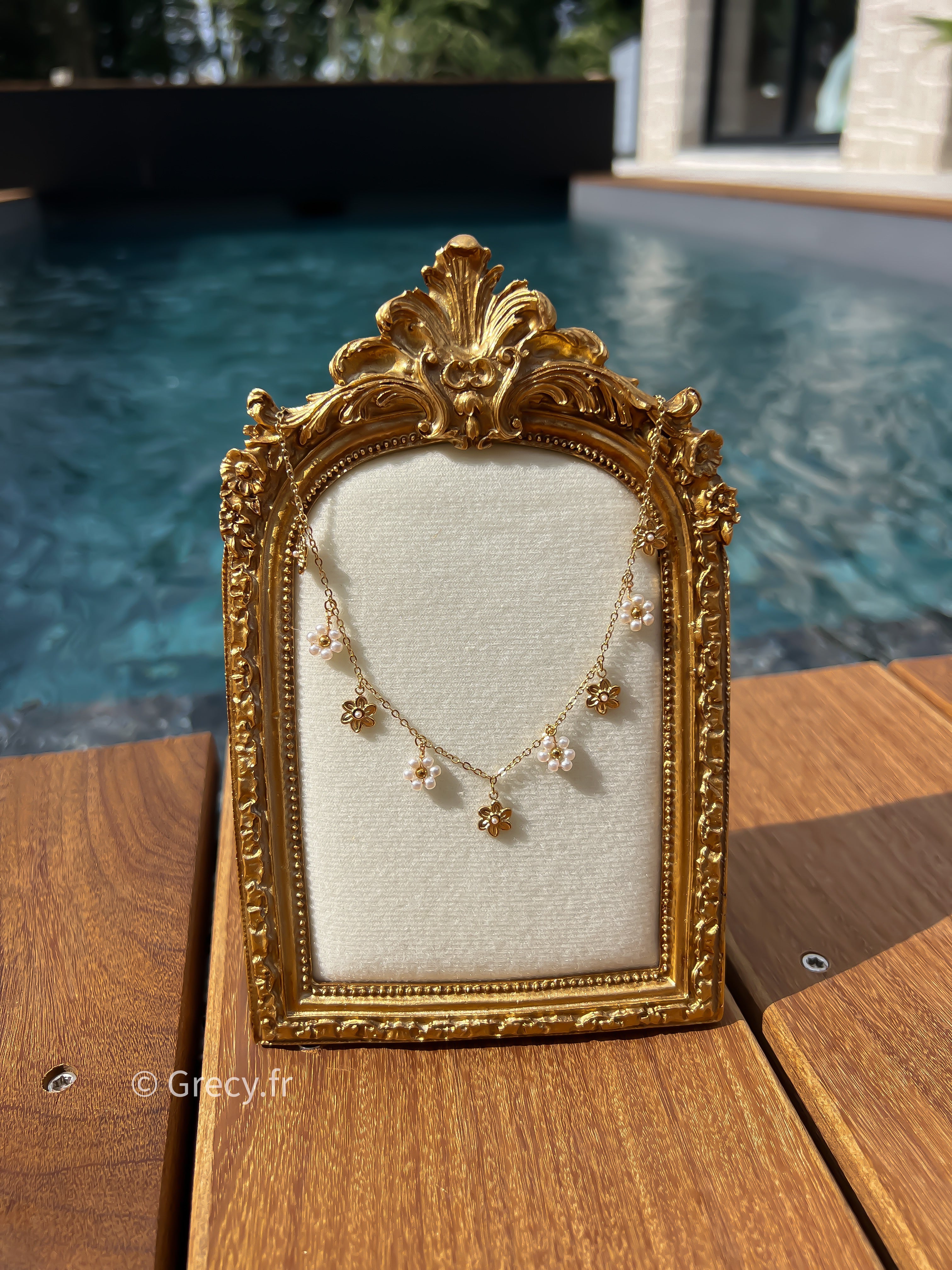 Rose / Collier pendentifs fleurs dorées et perles blanches