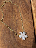 Mia / Collier fleur blanche scintillante