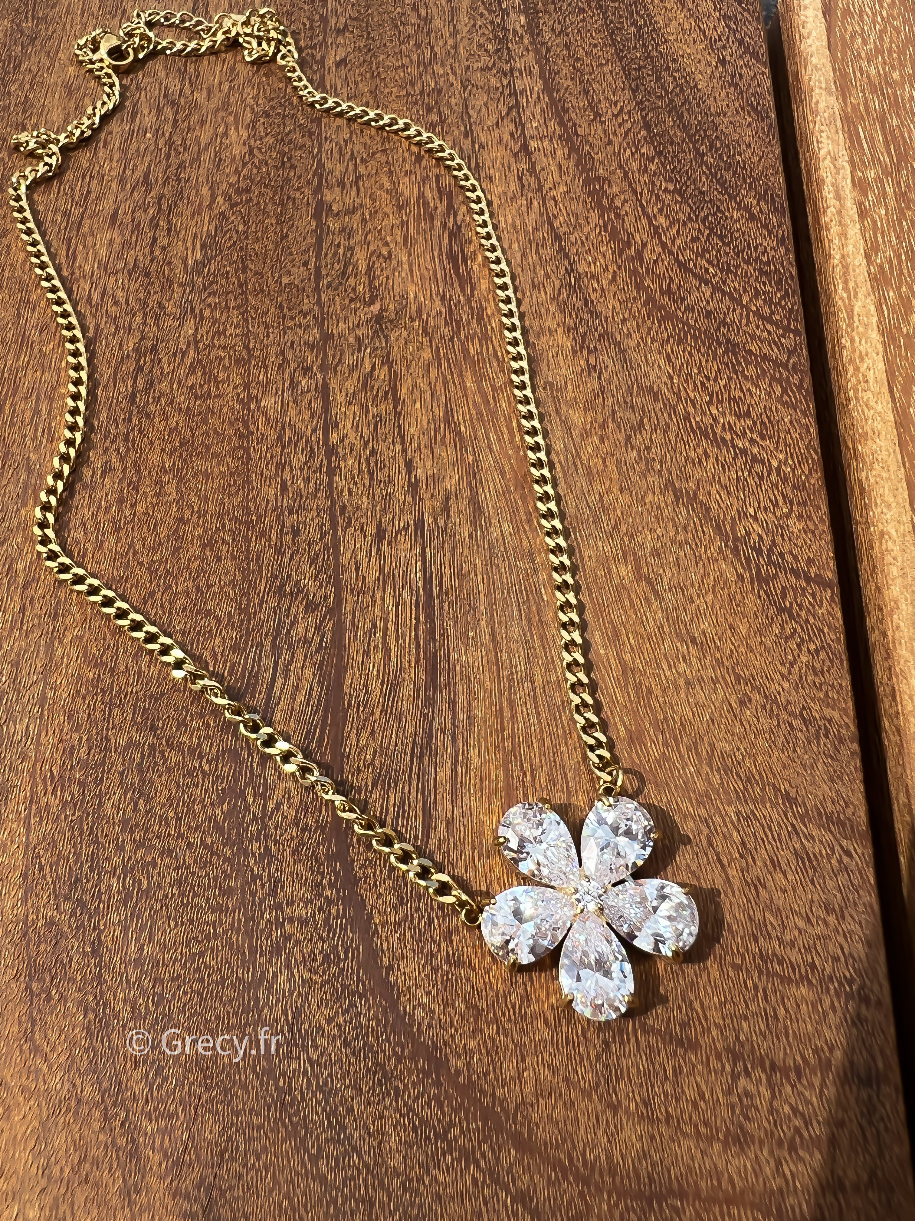 Mia / Collier fleur blanche scintillante