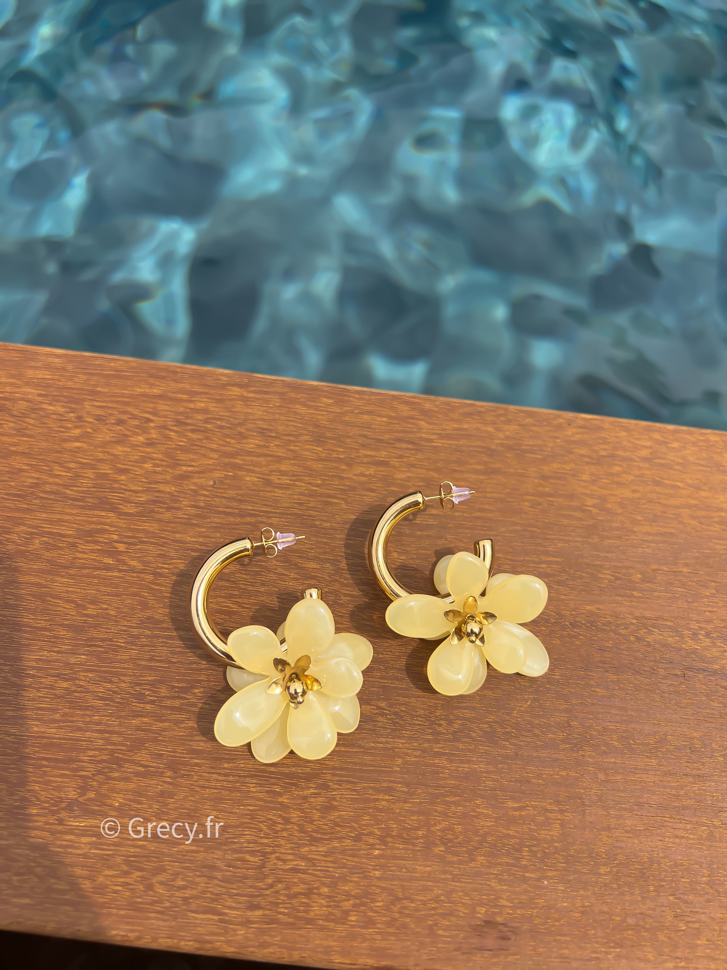 Sélène /  boucles d'oreilles fleurs résine colorées