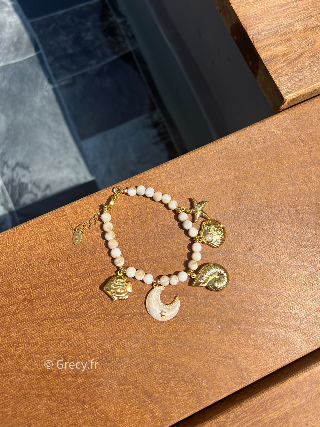 Alma / Bracelet perles marbrées avec charms lune et coquillages