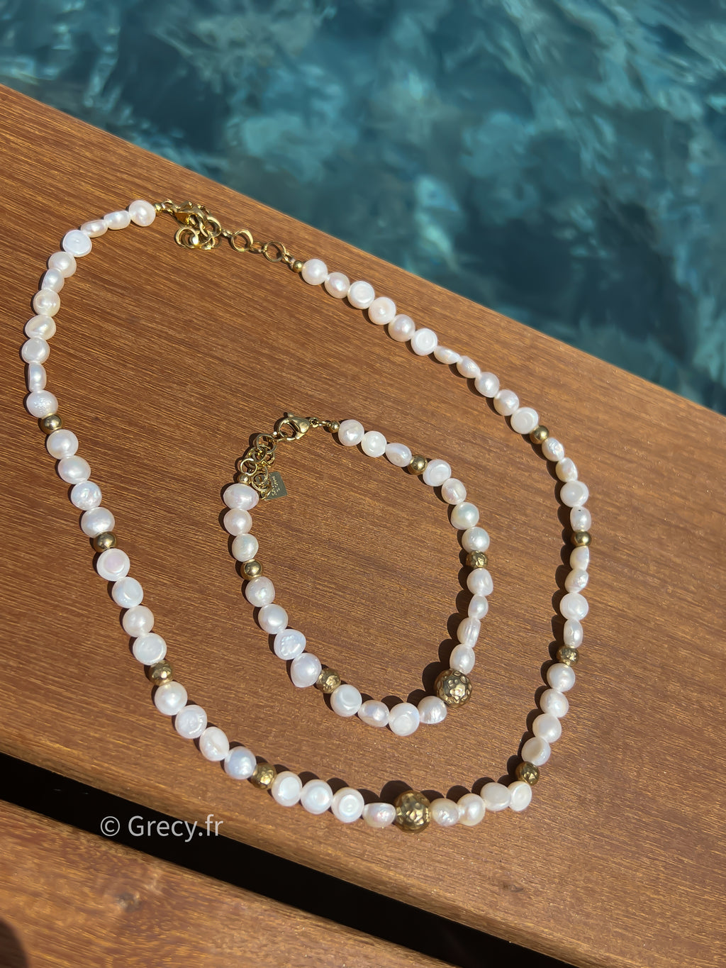 Liv / Parure collier et bracelet perles de nacres blanches et perles dorées