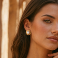 Laurie / Boucles d'oreilles carrées dorées avec perles blanches