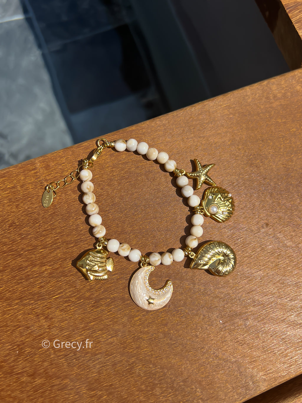 Alma / Bracelet perles marbrées avec charms lune et coquillages