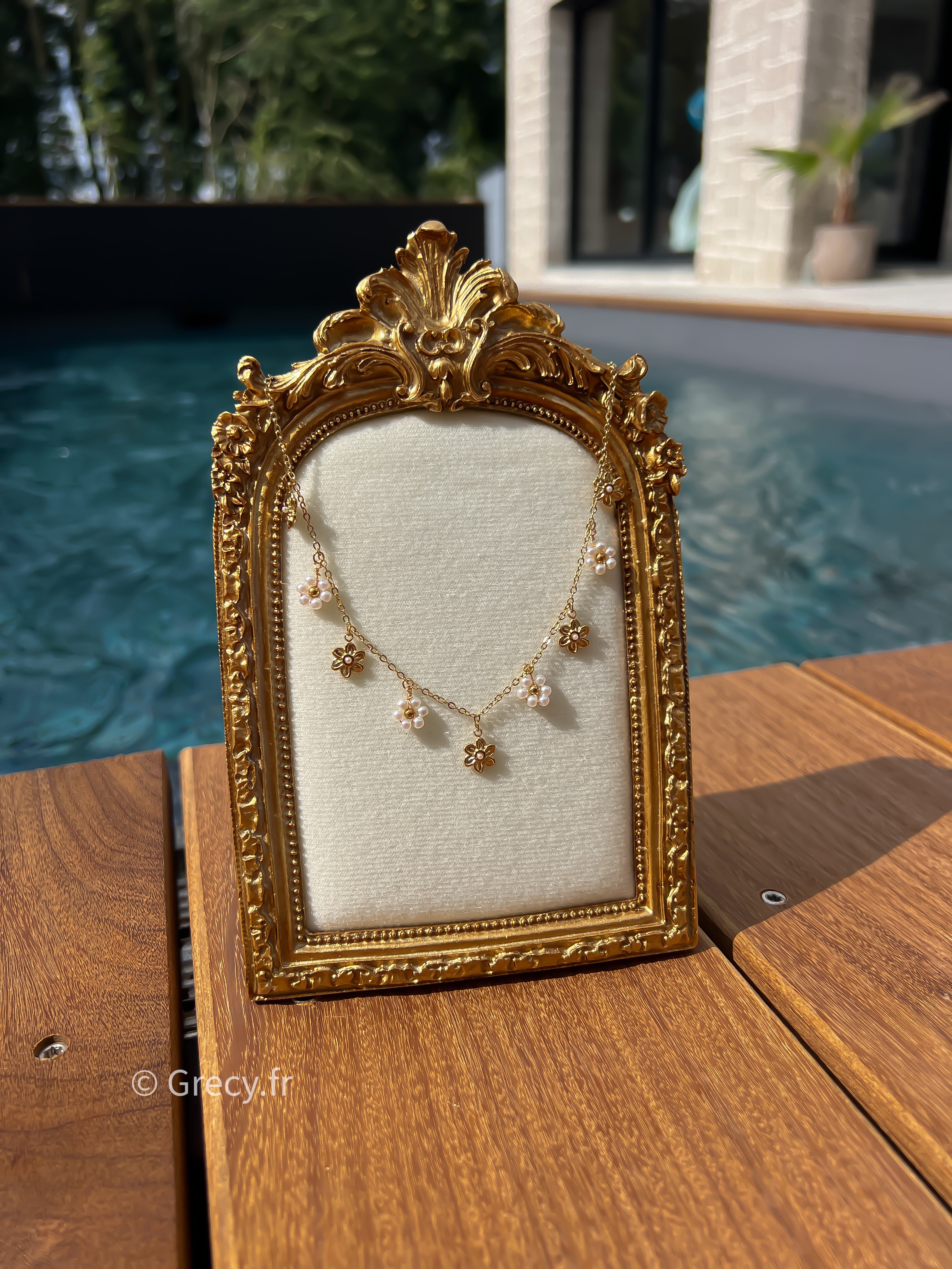 Rose / Collier pendentifs fleurs dorées et perles blanches