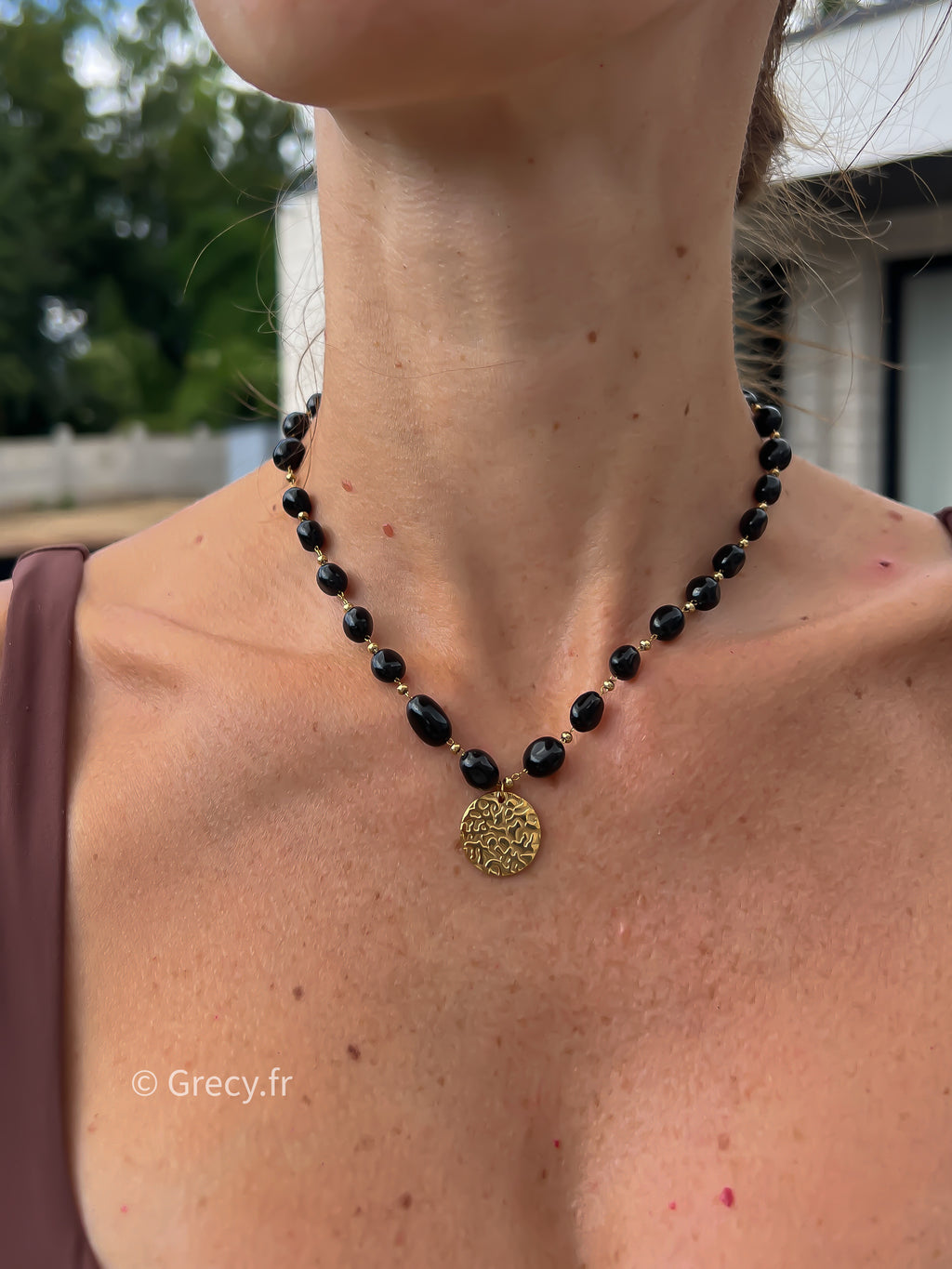 Adèle / collier perles noires pendentif rond doré
