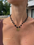 Adèle / collier perles noires pendentif rond doré