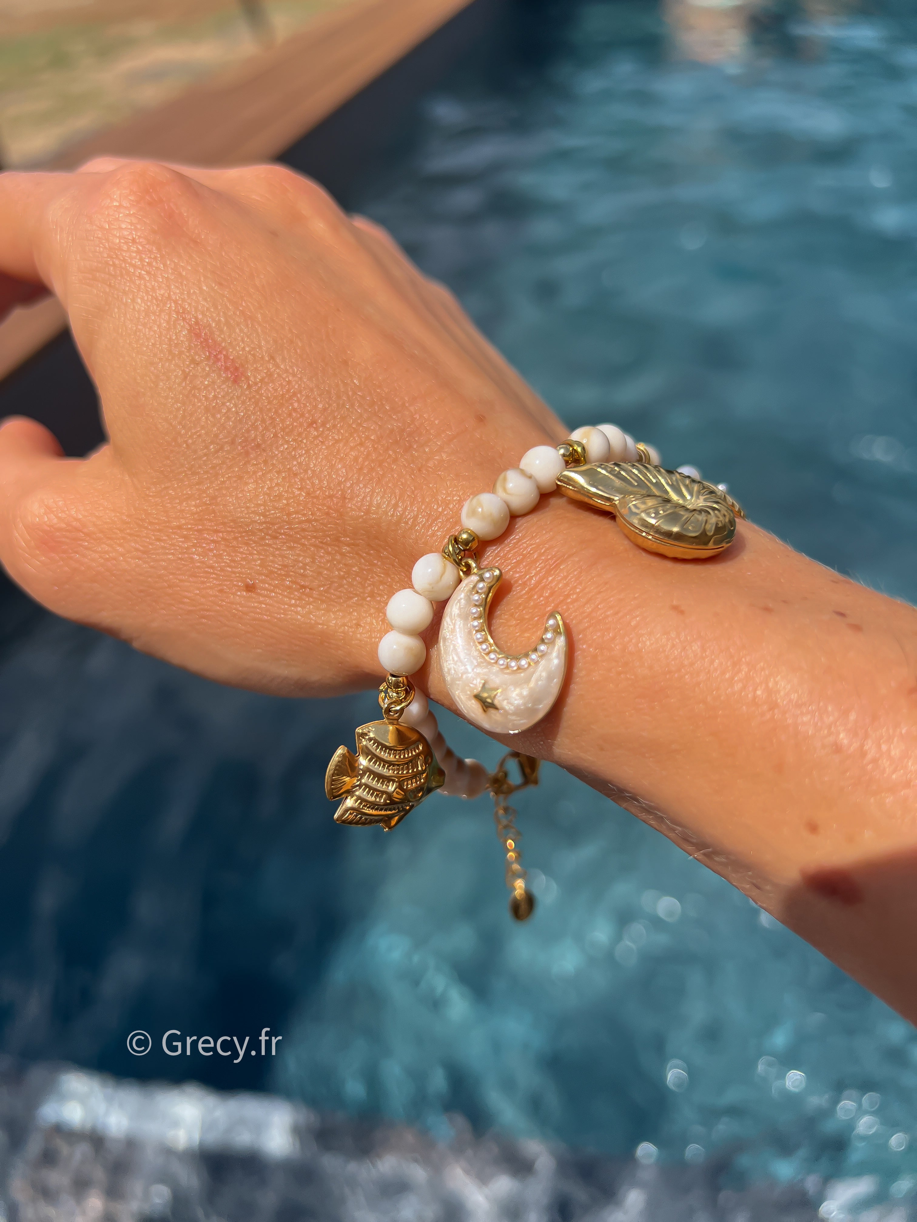 Alma / Bracelet perles marbrées avec charms lune et coquillages