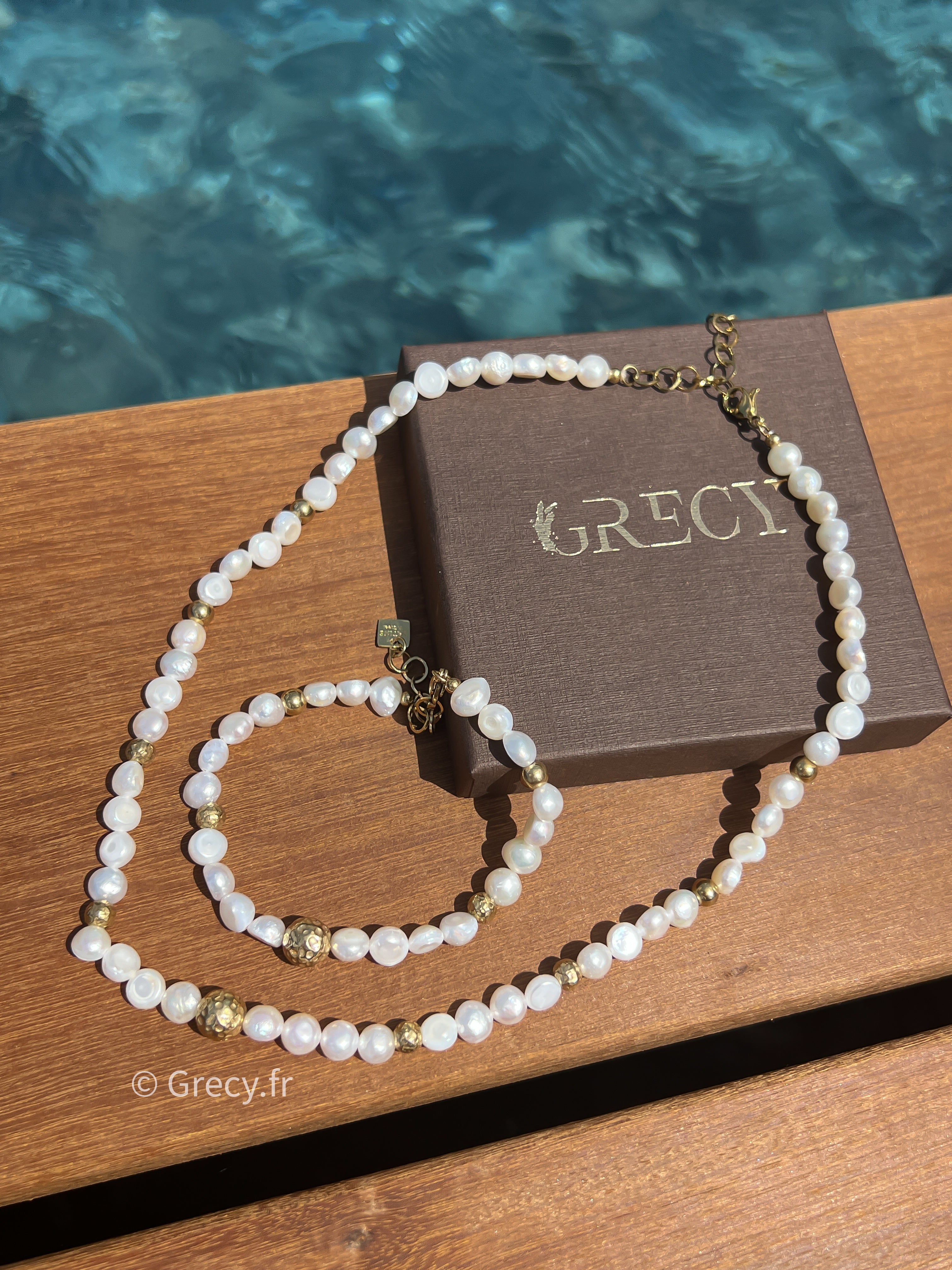 Liv / Parure collier et bracelet perles de nacres blanches et perles dorées