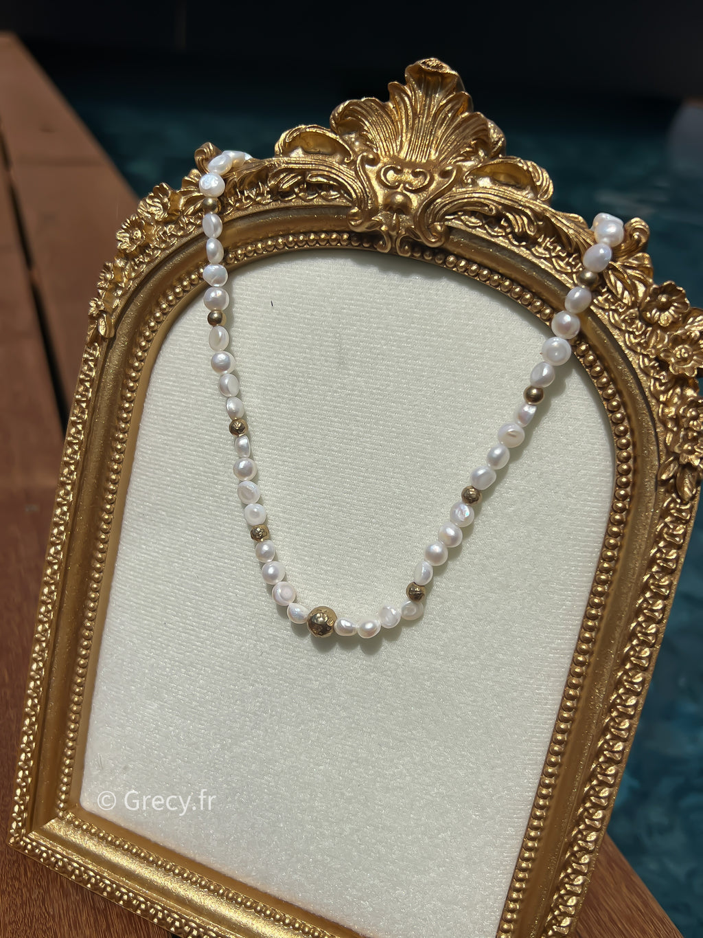 Liv / Parure collier et bracelet perles de nacres blanches et perles dorées