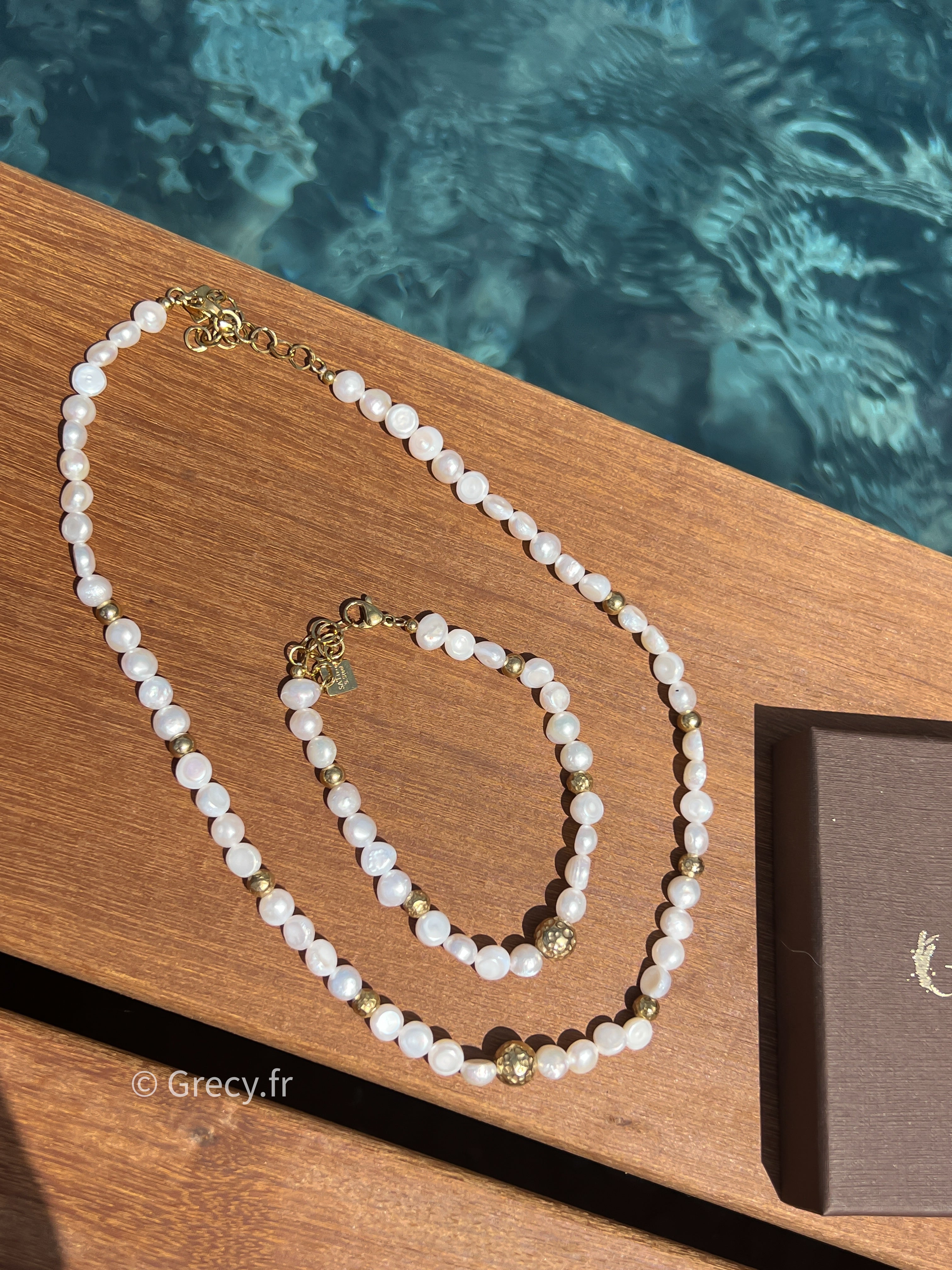 Liv / Parure collier et bracelet perles de nacres blanches et perles dorées