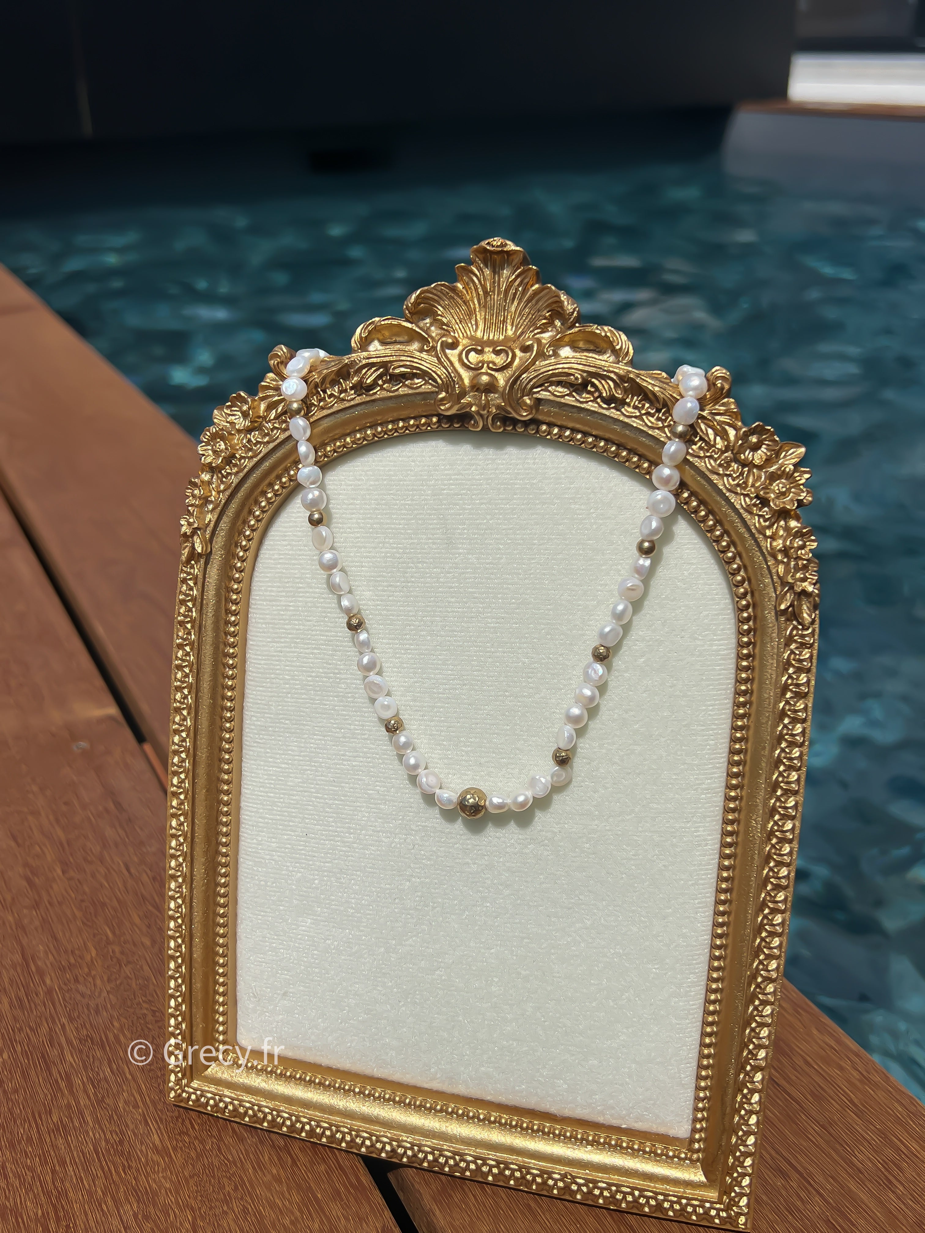 Liv / Parure collier et bracelet perles de nacres blanches et perles dorées
