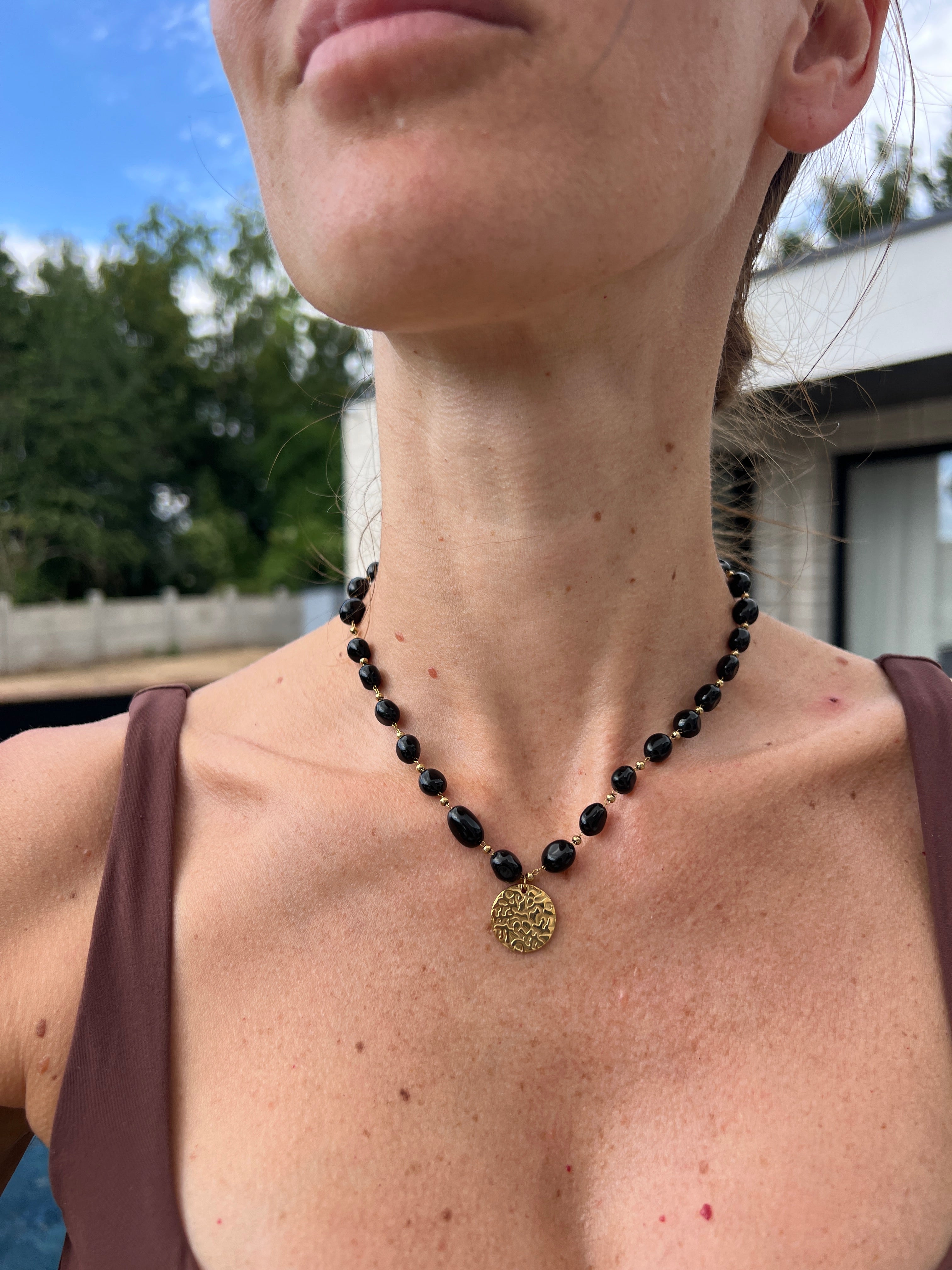 Adèle / collier perles noires pendentif rond doré