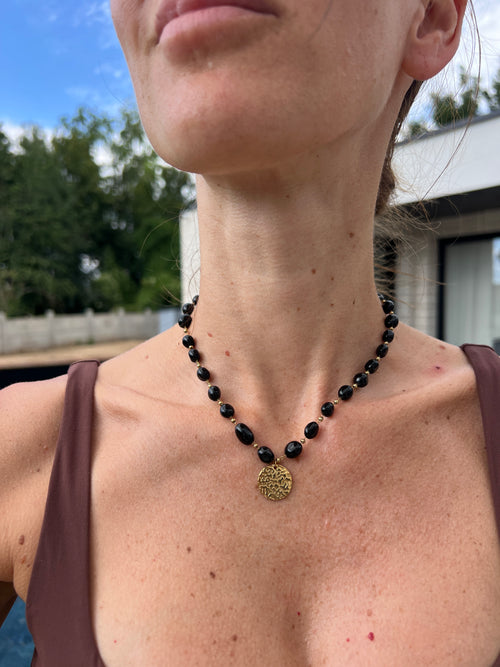 Adèle / collier perles noires pendentif rond doré