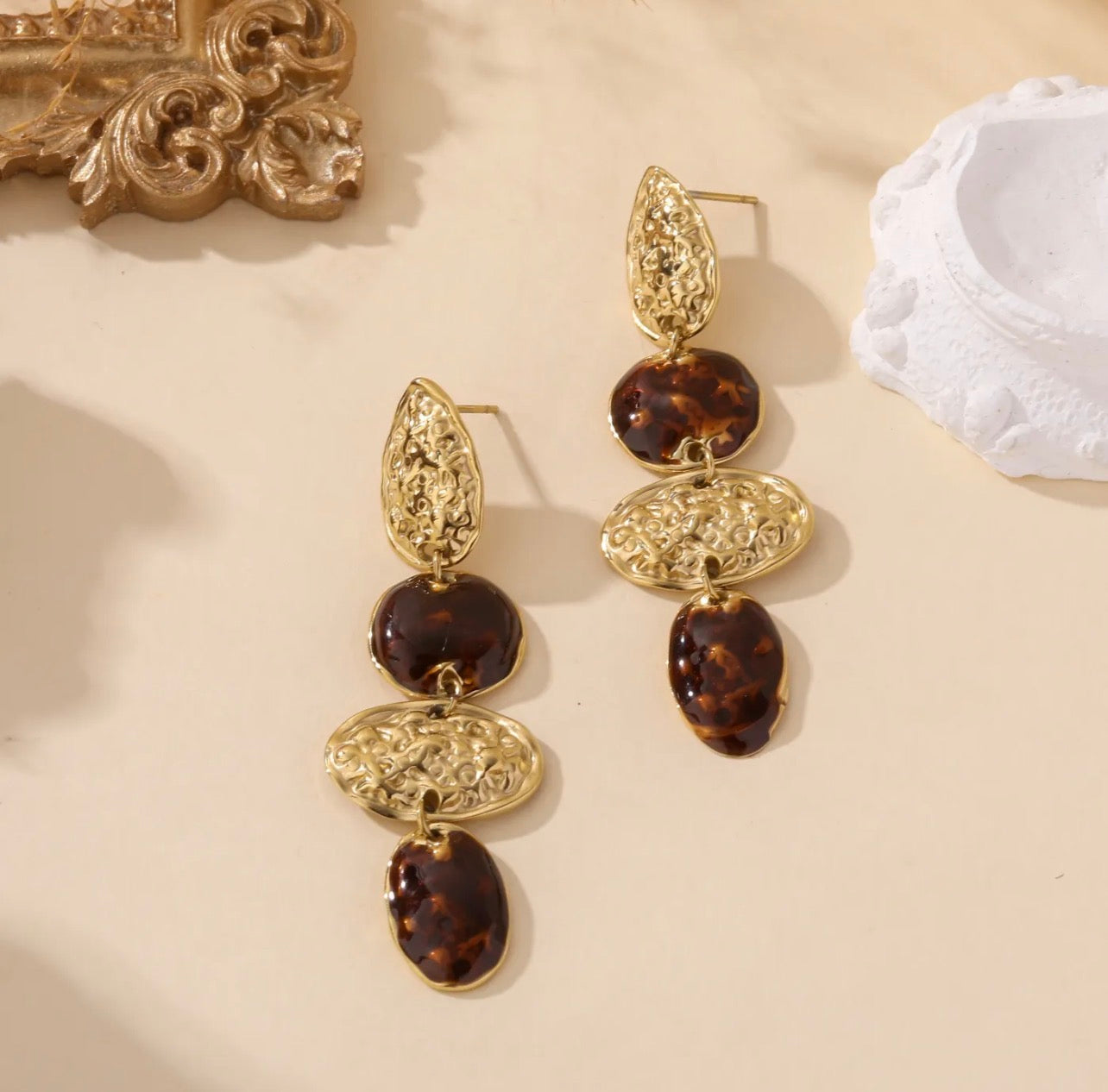 Virginie / Boucles d'oreilles martelées dorées et marron