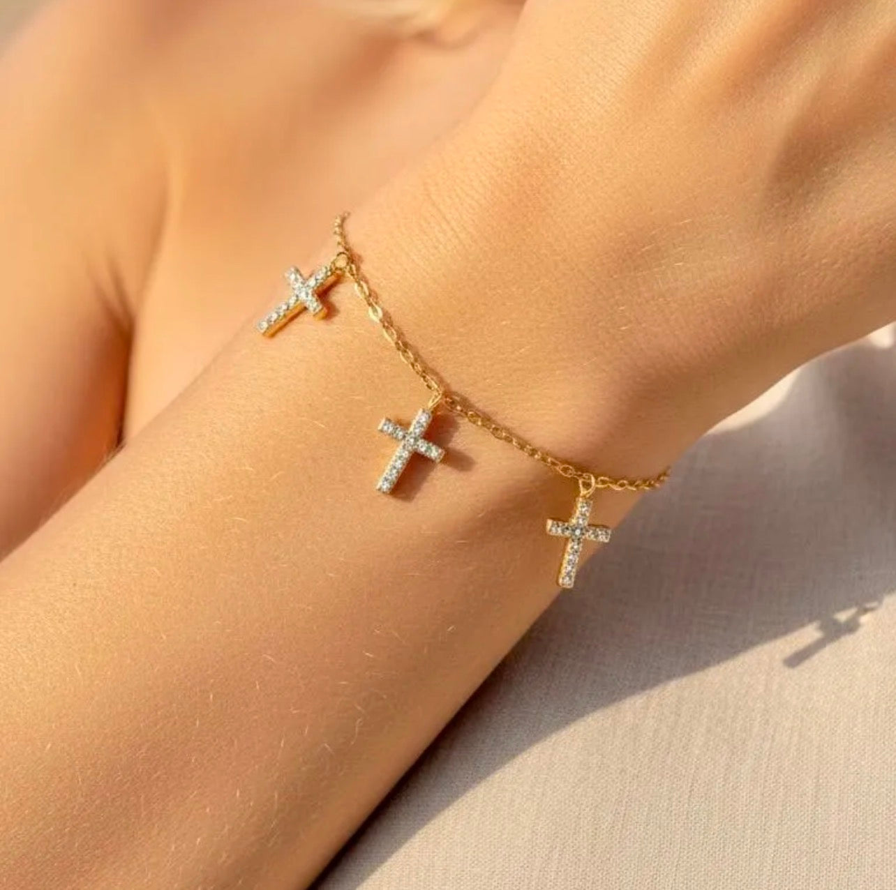 Capucine / Bracelet doré croix en strass
