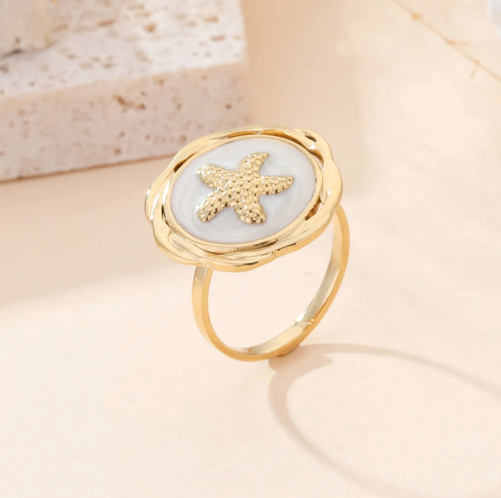 Yléa / Bague étoile de mer sur fond nacré