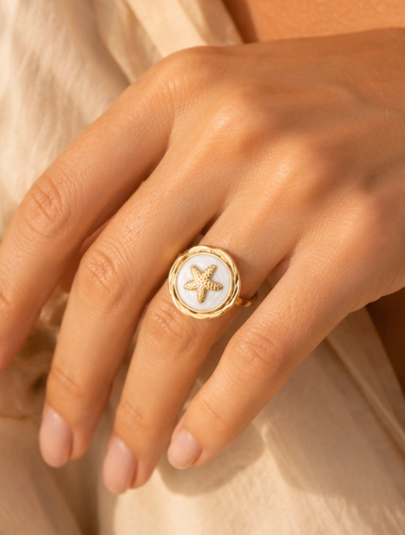 Yléa / Bague étoile de mer sur fond nacré