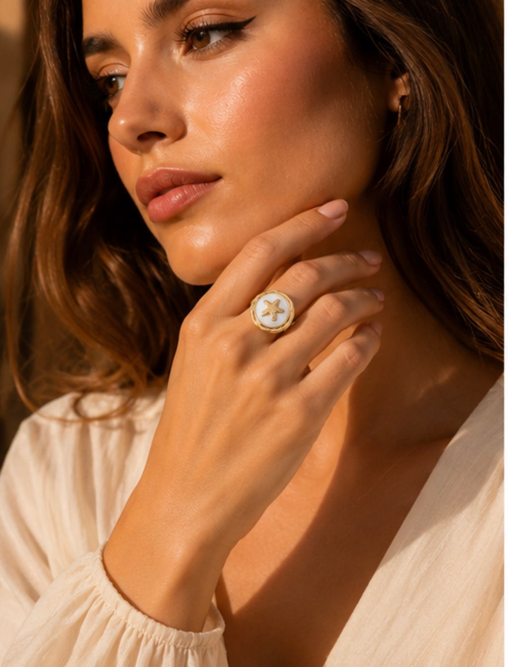 Yléa / Bague étoile de mer sur fond nacré