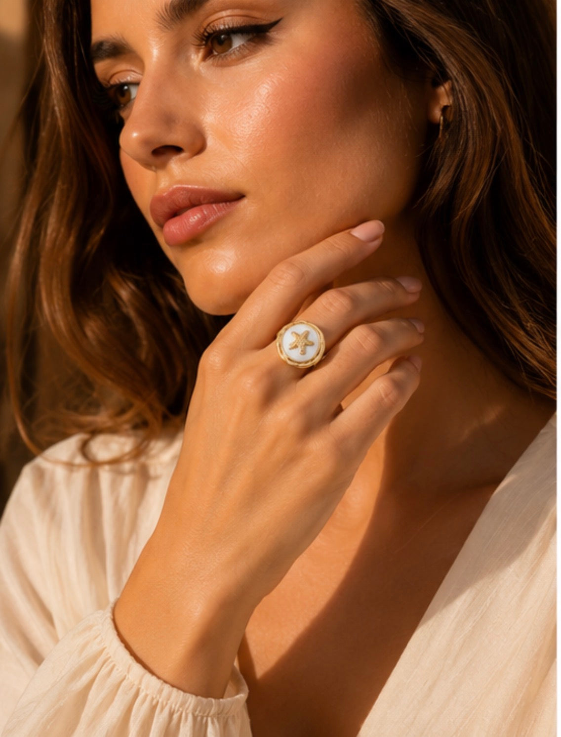 Yléa / Bague étoile de mer sur fond nacré