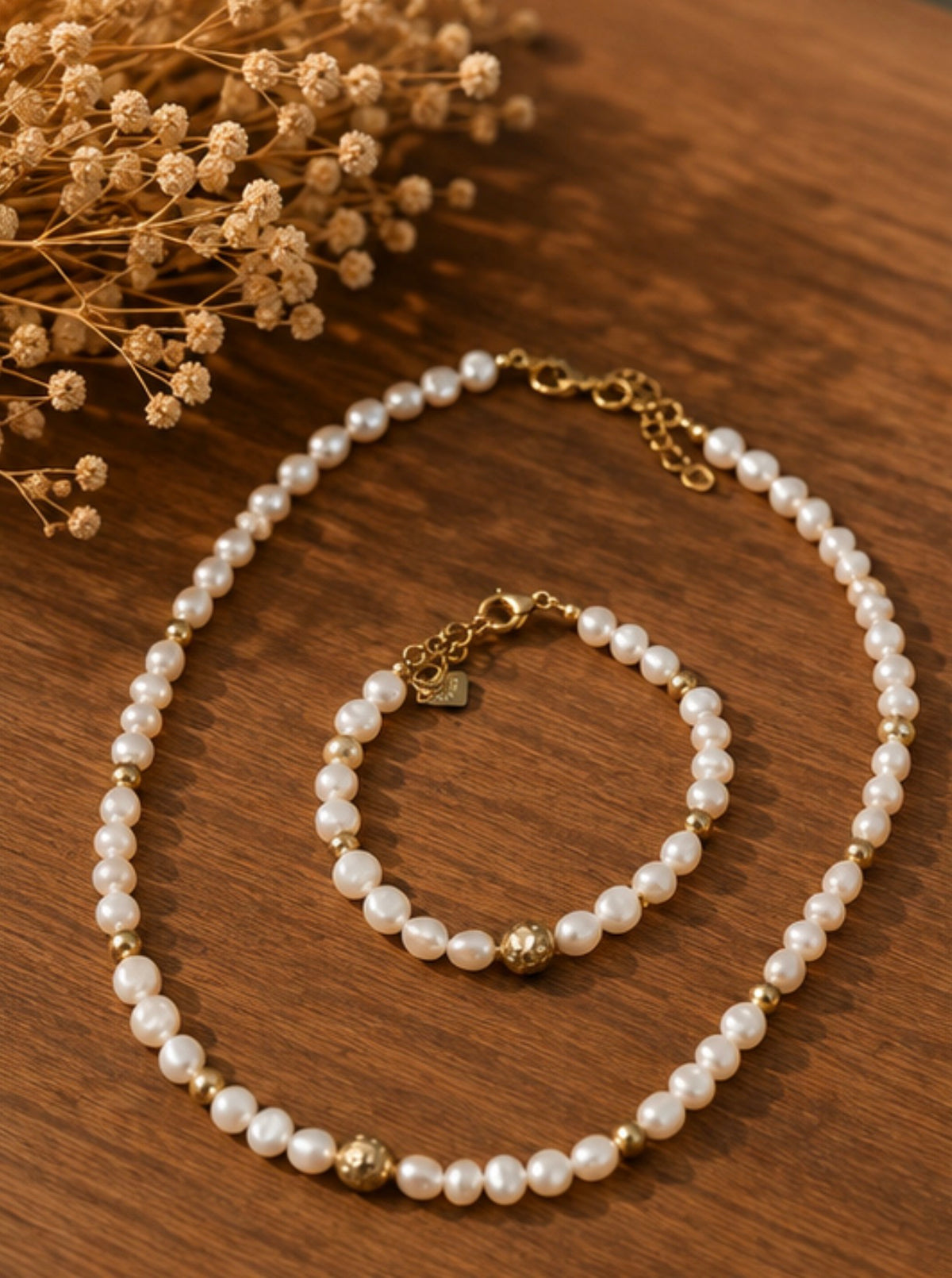 Liv / Parure collier et bracelet perles de nacres blanches et perles dorées