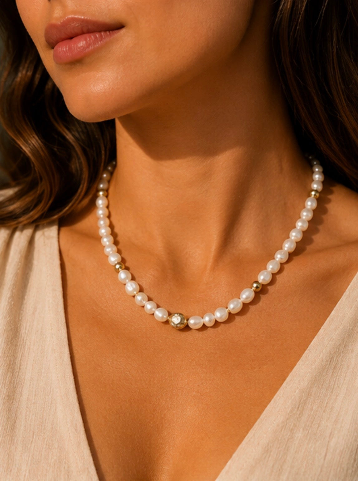 Liv / Parure collier et bracelet perles de nacres blanches et perles dorées