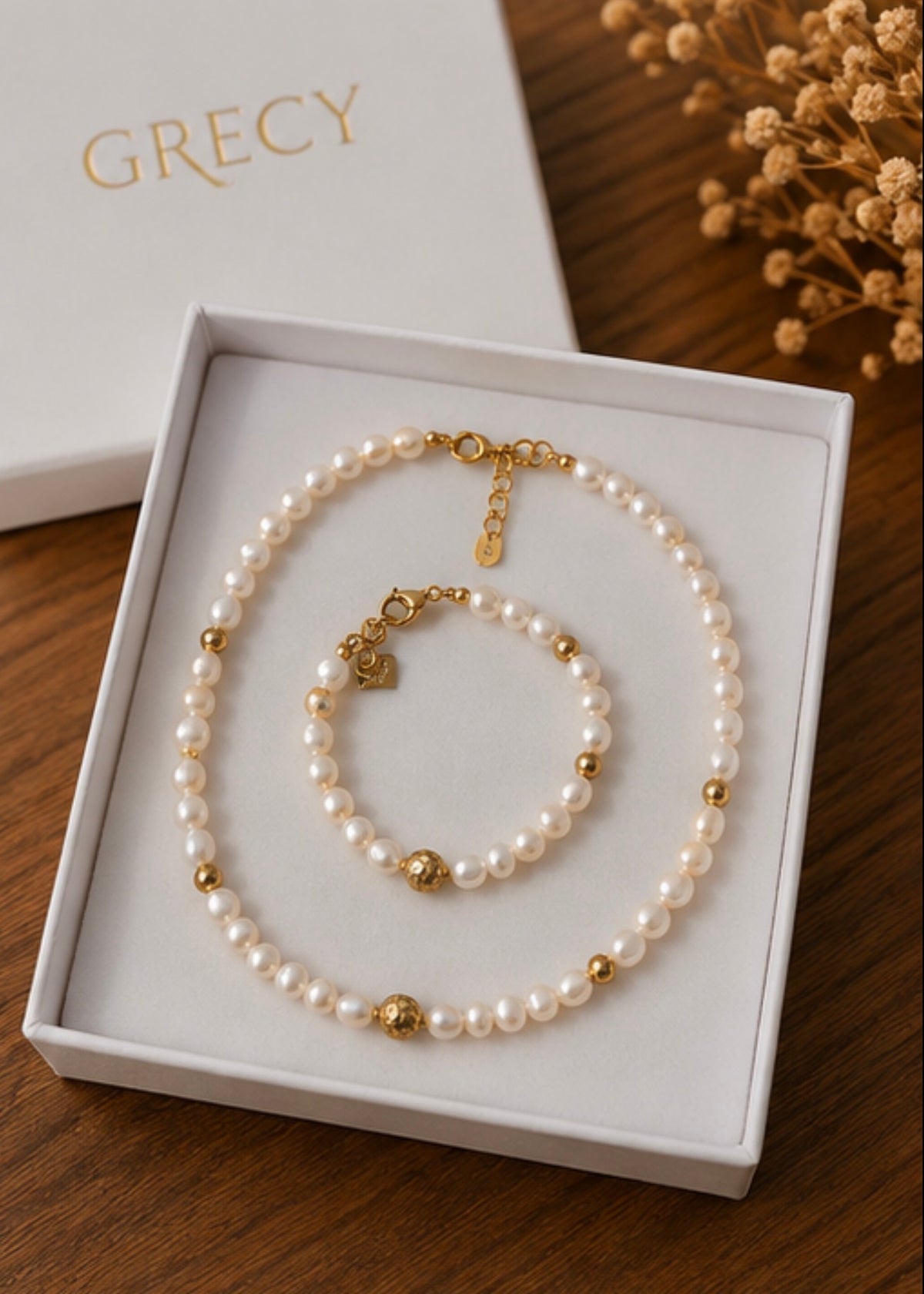 Liv / Parure collier et bracelet perles de nacres blanches et perles dorées