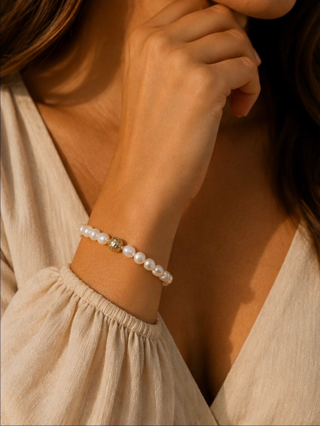 Liv / Parure collier et bracelet perles de nacres blanches et perles dorées