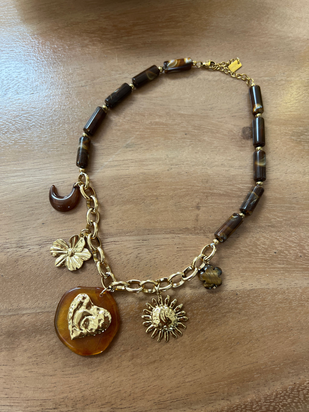 Collier marron et charms