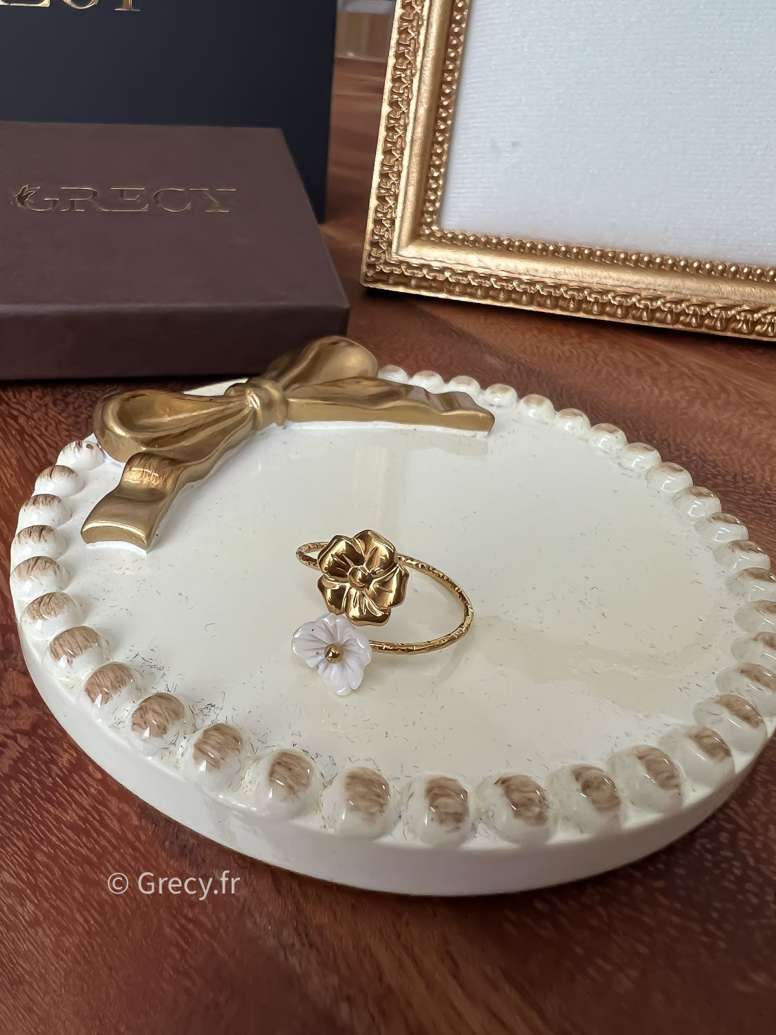 Christelle / Bague dorée fleurs blanche et dorée