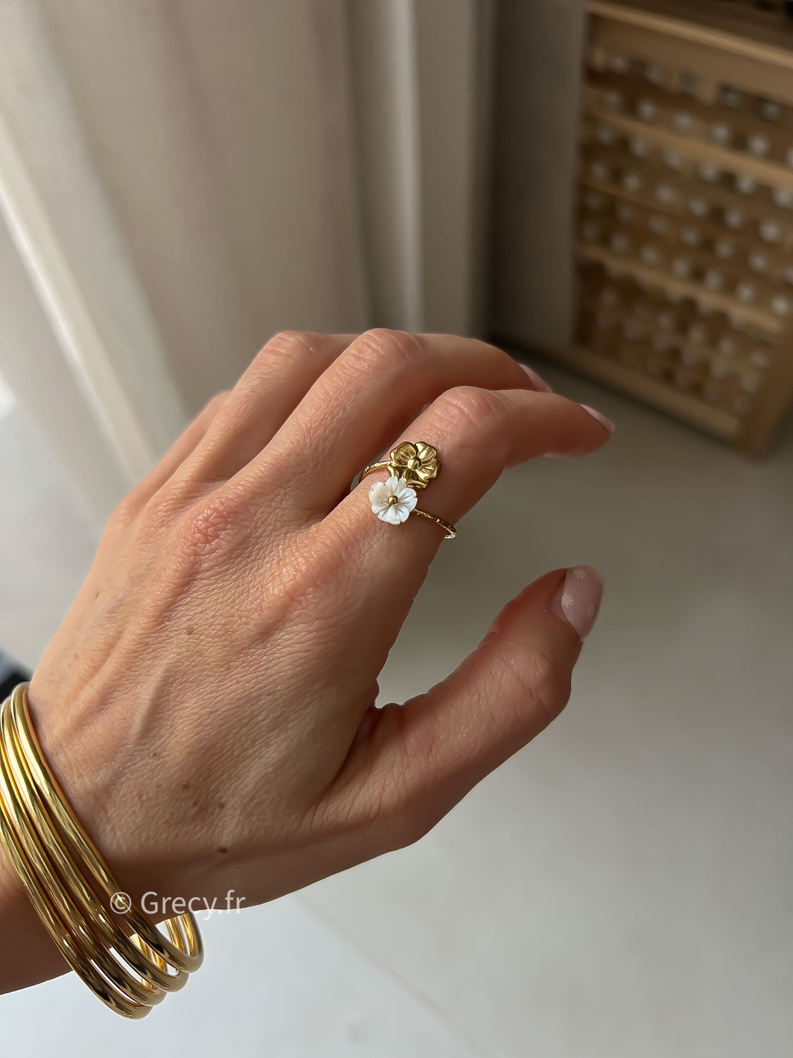 Christelle / Bague dorée fleurs blanche et dorée