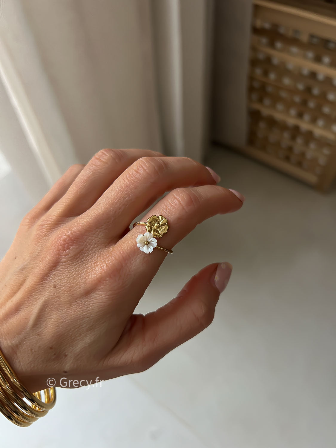 Christelle / Bague dorée fleurs blanche et dorée