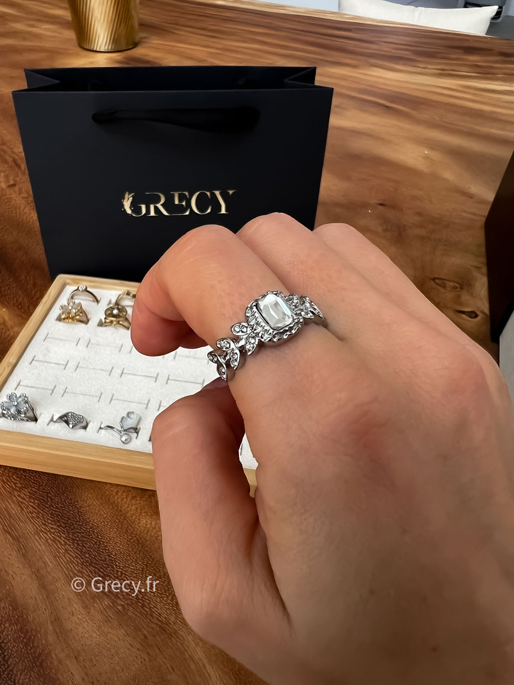 Victoire / Bague argentée avec strass