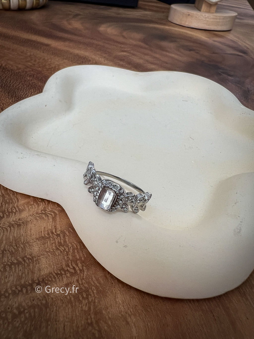 Victoire / Bague argentée avec strass