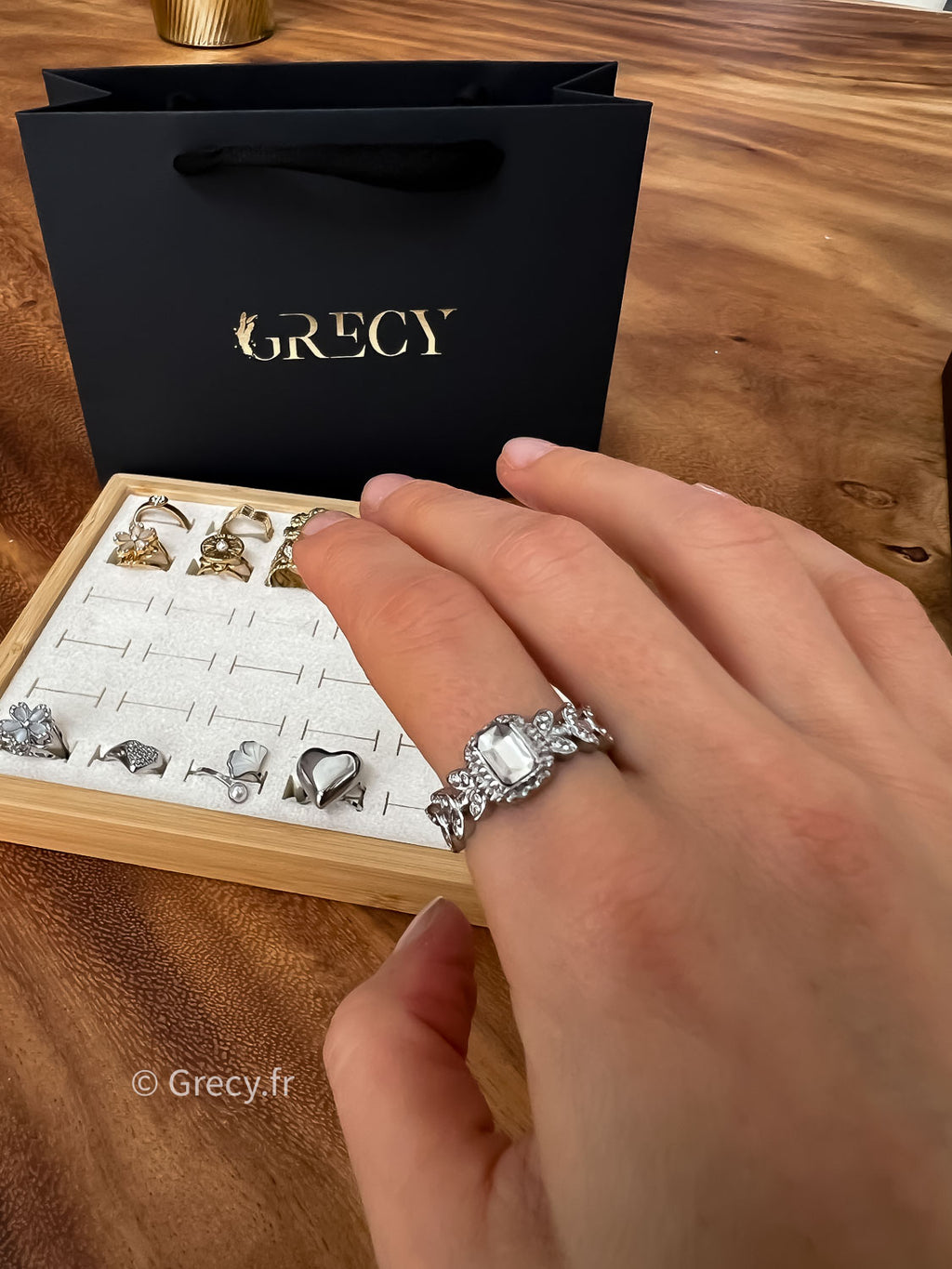 Victoire / Bague argentée avec strass