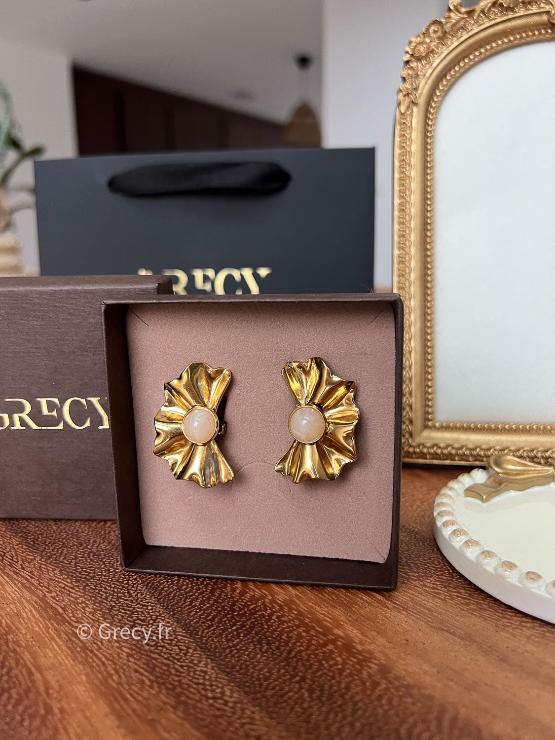 Nelly / Boucles d'oreilles clips fleurs dorées avec perles blanches