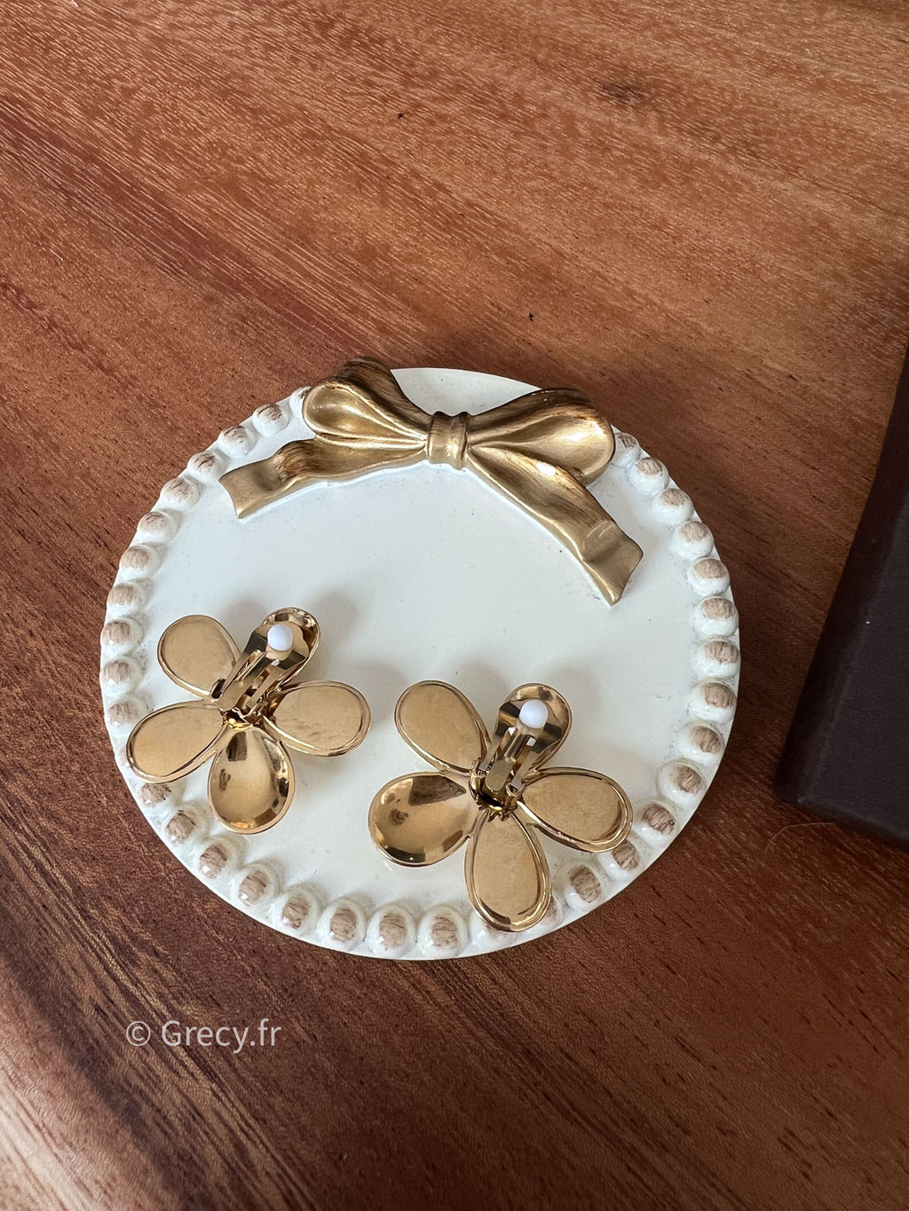 Alizée / Boucles d'oreilles à clips pétales blanches et dorées acier inoxydable