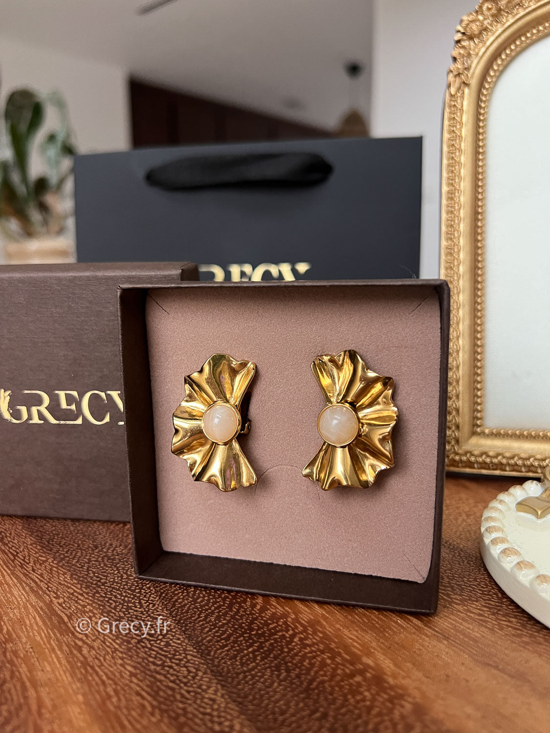 Nelly / Boucles d'oreilles clips fleurs dorées avec perles blanches