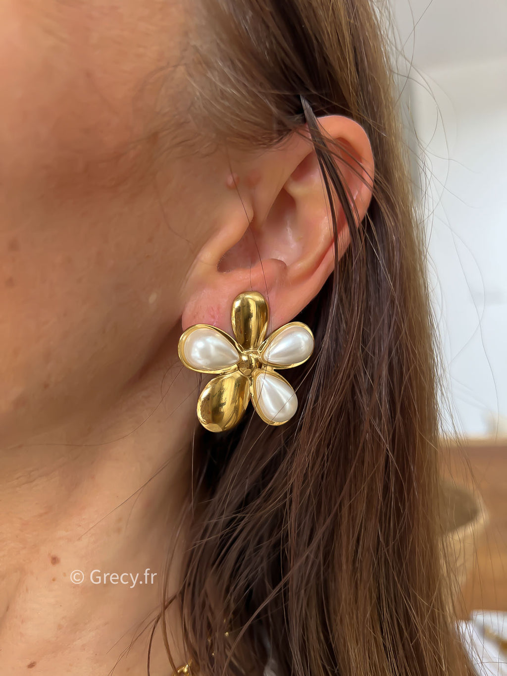 Alizée / Boucles d'oreilles à clips pétales blanches et dorées acier inoxydable